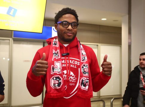 Δεν ήρθε μόνος του ο Τζόουνς στην Αθήνα – Ποιον είχε μαζί του (pic)