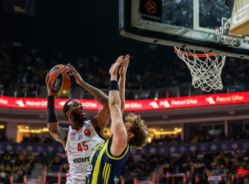 Σε 11 δευτερόλεπτά τον… καθάρισαν: Τα δύο φάουλ στον Ντόντα Χολ έκριναν τον νικητή