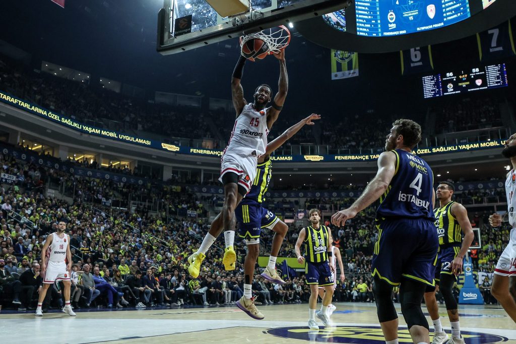 Η «πολυτέλεια» Ντόντα Χολ: Η μεγάλη εμφάνιση του Αμερικανού εν μέσω της άφιξης του Τζόουνς (vids)