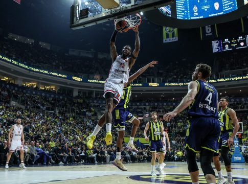 Η «πολυτέλεια» Ντόντα Χολ: Η μεγάλη εμφάνιση του Αμερικανού και ο… συναγωνισμός Τζόουνς (vids)