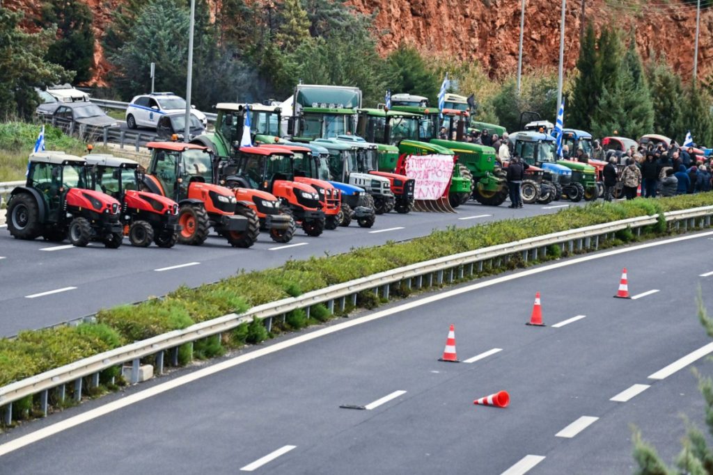 Μπλόκα με ανοιχτούς δρόμους – Σε στάση αναμονής οι αγρότες πριν τη συνάντηση στο Μαξίμου