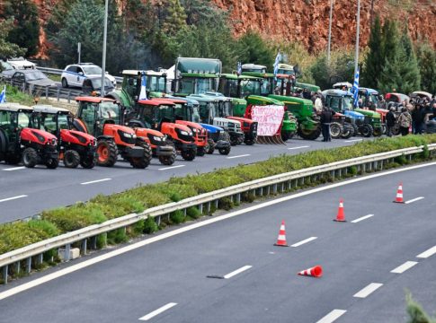 Μπλόκα με ανοιχτούς δρόμους – Σε στάση αναμονής οι αγρότες πριν τη συνάντηση στο Μαξίμου