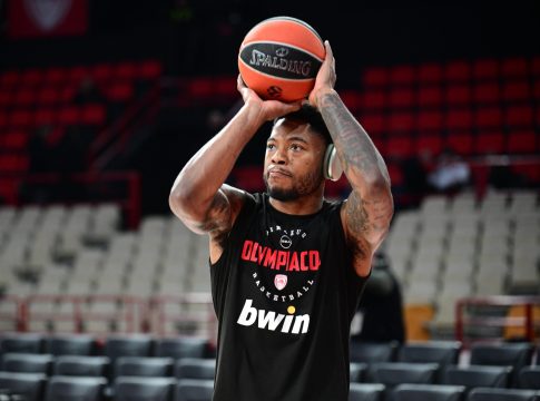 Το ζέσταμα του Τζόουνς πριν το ντεμπούτο του με τον Ολυμπιακό (pics,vid)