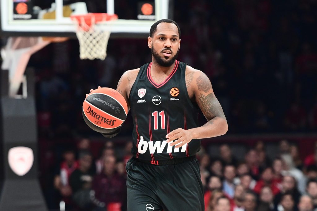 Ο Μόντε Μόρις έβγαλε την ορθοπεδική μπότα (vid)