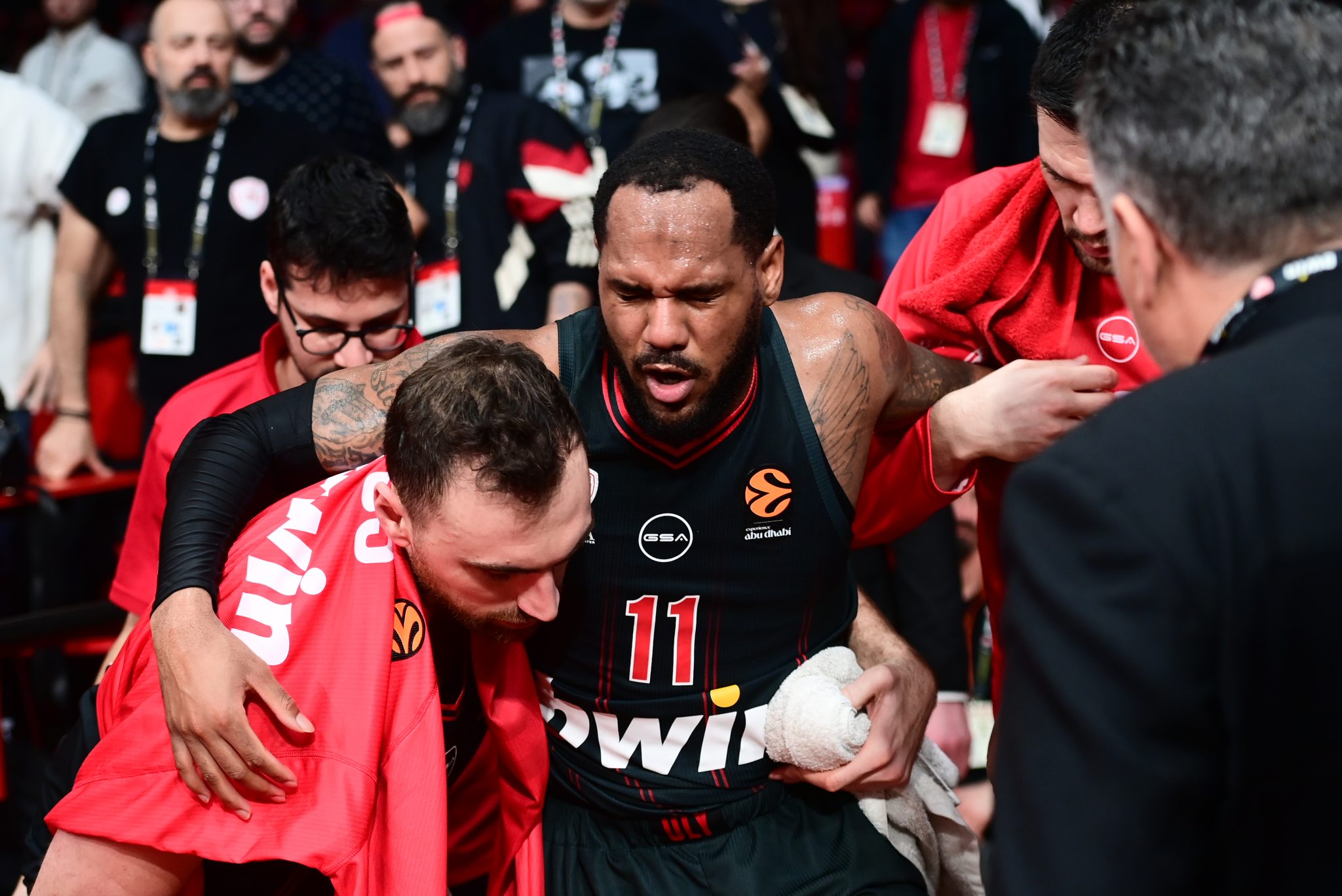 «Πάγωσε» το ΣΕΦ με τον Μόντε Μόρις: Αποχώρησε τραυματίας – Δείτε βίντεο