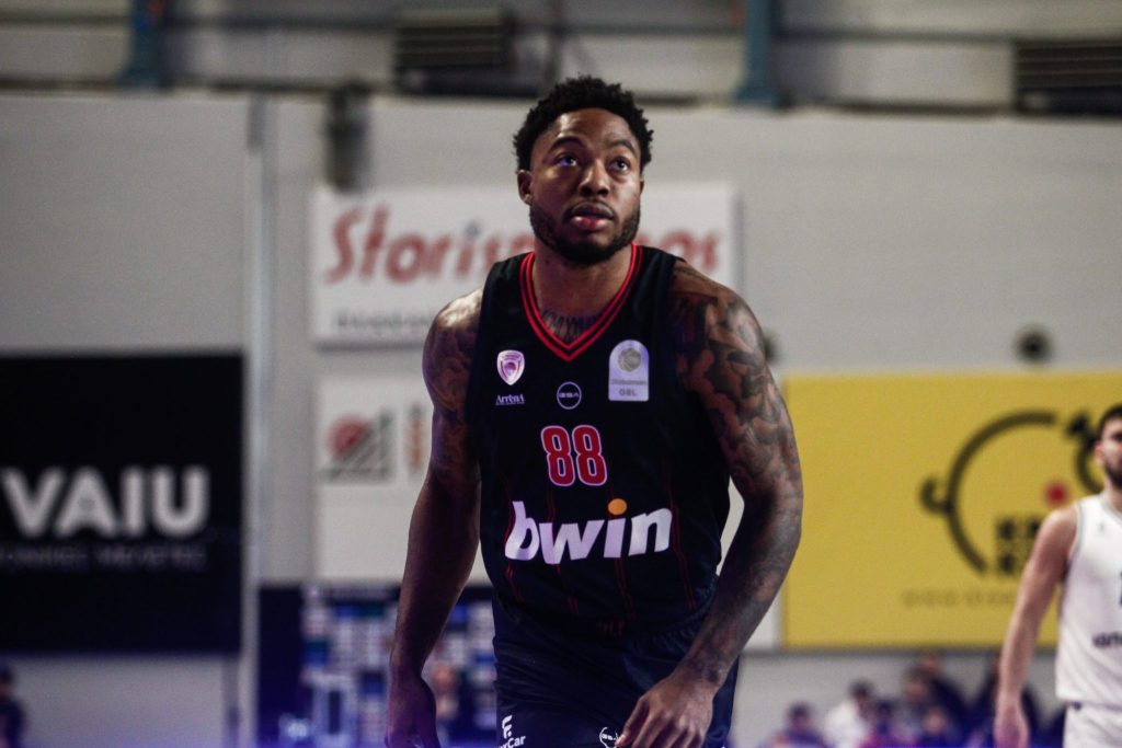 Το πρώτο καλάθι του Ταϊρίκ Τζόουνς με τον Ολυμπιακό (vid)