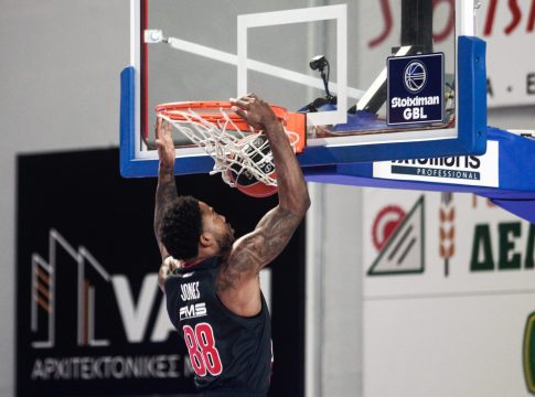 Ένα «τανκ» για τον Ολυμπιακό: Αυτά έκανε ο Τζόουνς στο ντεμπούτο του (vids)