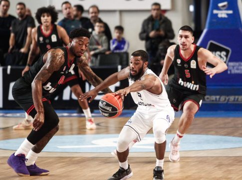 Η στήριξη του κόσμου του Ολυμπιακού, τα χαμόγελα και οι φωτογραφίες των παικτών με τους οπαδούς (vid)