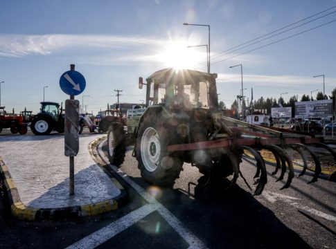 Προς κλιμάκωση οι αγρότες – Σκληρό μπρα ντε φερ με την κυβέρνηση που μοιράζει «τυράκια» και εξαπολύει απειλές