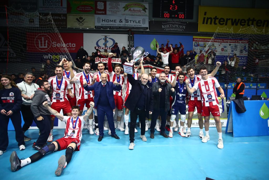 Η απονομή του Σούπερ Καπ στον Ολυμπιακό (vid)