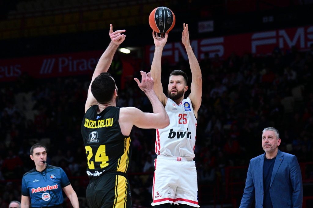 Ο Πίτερς ξεπέρασε τον Τεόντοσιτς: Ο Αμερικανός έγινε πρώτος ξένος στην ιστορία του Ολυμπιακού (vids)