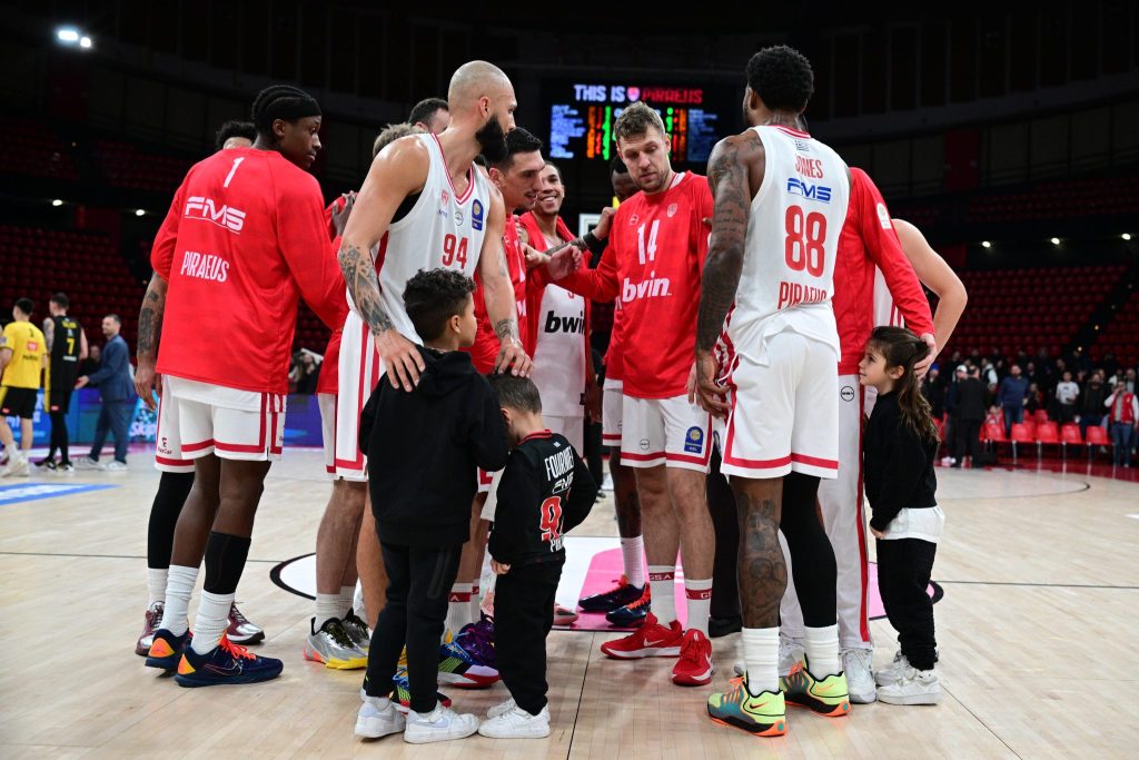 Ολυμπιακός: Το πλούσιο θέαμα της νίκης επί του Αμαρουσίου και οι όμορφες εικόνες με τις οικογένειες στην κερκίδα (vid)