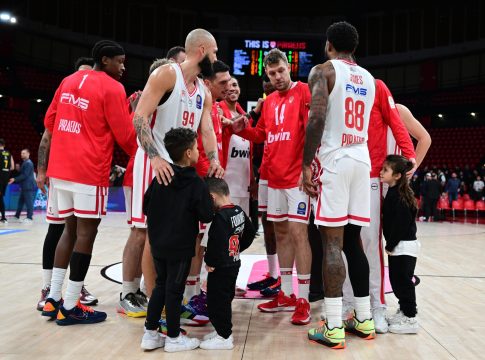 Ολυμπιακός: Το πλούσιο θέαμα της νίκης επί του Αμαρουσίου και οι όμορφες εικόνες με τις οικογένειες στην κερκίδα (vid)