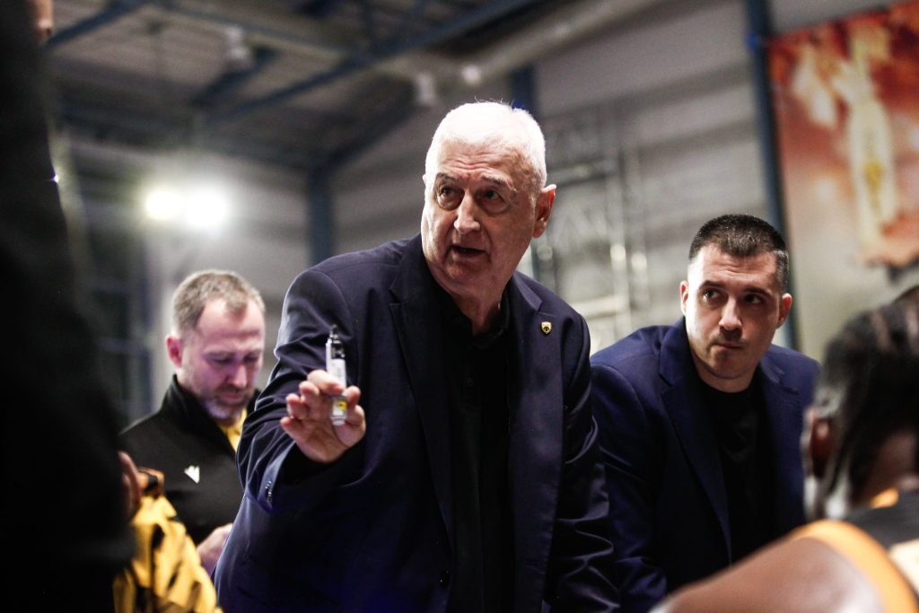 Η ΑΕΚ αποθέωσε τον Σάκοτα που συμπλήρωσε 250 ματς στον κιτρινόμαυρο πάγκο (pic)