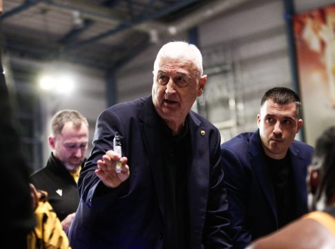 Η ΑΕΚ αποθέωσε τον Σάκοτα που συμπλήρωσε 250 ματς στον κιτρινόμαυρο πάγκο (pic)