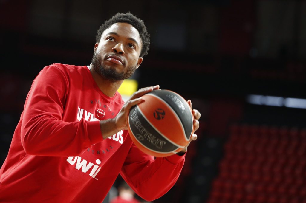 Το… ιδιαίτερο γκάτζετ του Τζόουνς στο ζέσταμά του (vid)