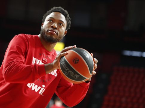 Το… ιδιαίτερο γκάτζετ του Τζόουνς στο ζέσταμά του (vid)