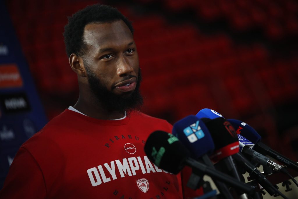 Χολ: «Είναι καλό για όλους μας ότι προστέθηκε ο Τζόουνς»