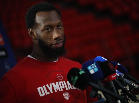 Χολ: «Είναι καλό για όλους μας ότι προστέθηκε ο Τζόουνς»