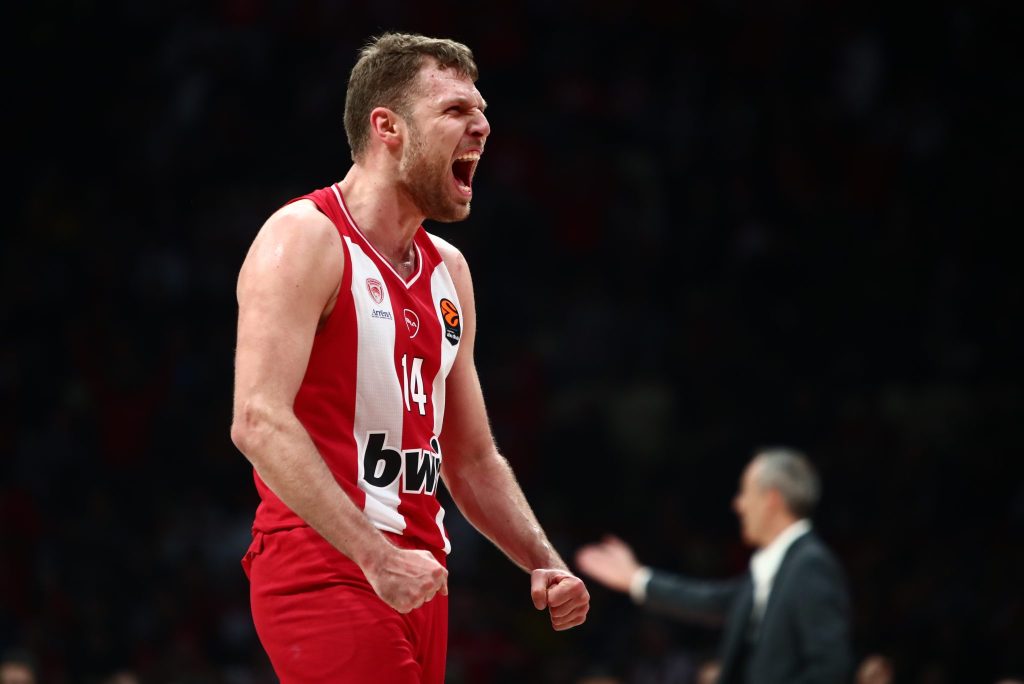 Ο «paint protector» Σάσα Βεζένκοφ: Το απίθανο step up του σταρ του Ολυμπιακού και στην άμυνα (pics, vids)