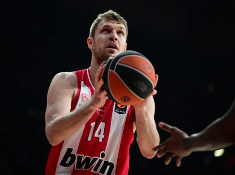 Βεζένκοφ: «Δεν σεβαστήκαμε τη δουλειά μας και ό,τι κάναμε στο πρώτο ημίχρονο»