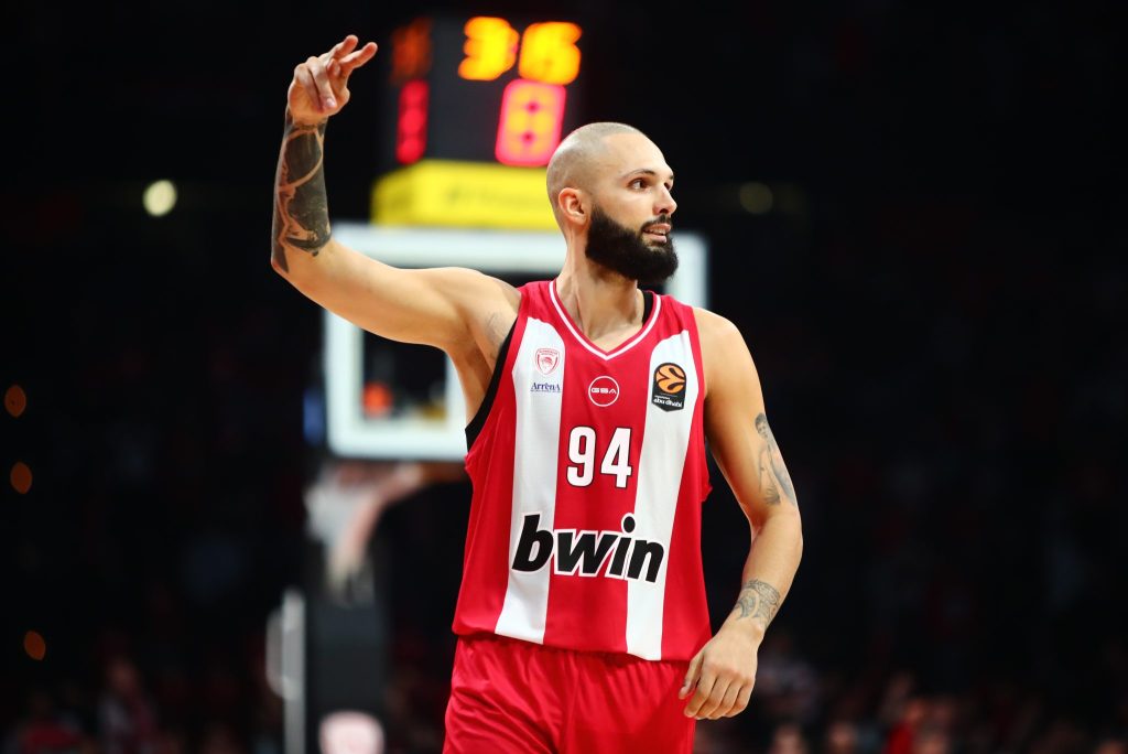 Ο Εβάν Φουρνιέ ψάχνει παϊδάκια στον Πειραιά!