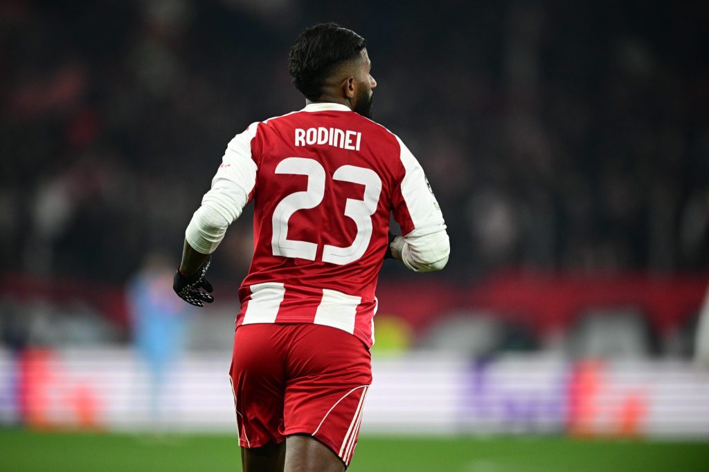 «Μα δεν τελειώσαμε»: Με τραγούδι όλο… νόημα πανηγύρισε τη νίκη του Ολυμπιακού ο Ροντινέι (vid)