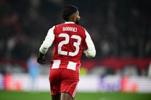 «Μα δεν τελειώσαμε»: Με τραγούδι όλο… νόημα πανηγύρισε τη νίκη του Ολυμπιακού ο Ροντινέι (vid)