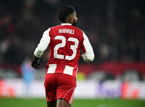 «Μα δεν τελειώσαμε»: Με τραγούδι όλο… νόημα πανηγύρισε τη νίκη του Ολυμπιακού ο Ροντινέι (vid)