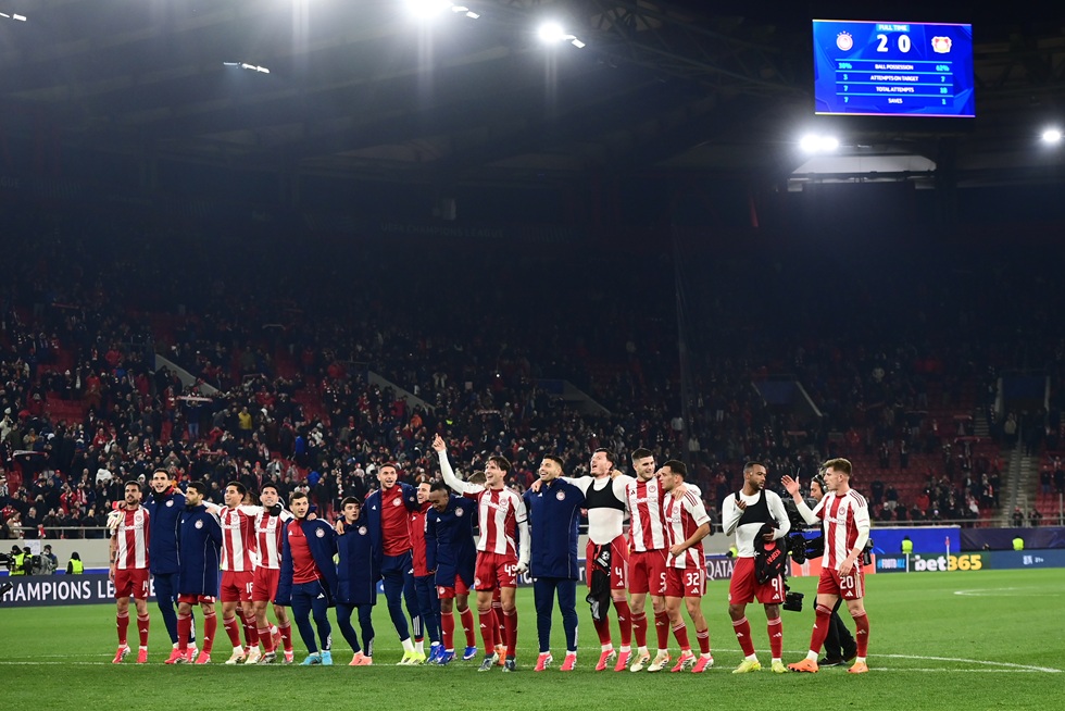 Ολυμπιακός – Λεβερκούζεν: Αποθεώθηκαν οι «ερυθρόλευκοι» από τους φιλάθλους τους (vid)