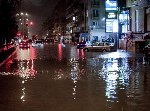 Νεκρή γυναίκα στη Γλυφάδα – Καταπλακώθηκε από ΙΧ που παρασύρθηκε από ορμητικά νερά