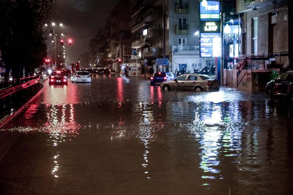 Νεκρή γυναίκα στη Γλυφάδα – Καταπλακώθηκε από ΙΧ που παρασύρθηκε από ορμητικά νερά