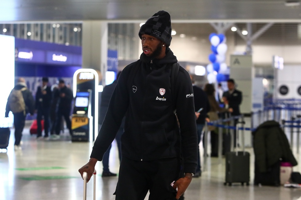 Ο Ολυμπιακός στην Πόλη: Το ταξίδι, οι φωτογραφίες και το τετ-α-τετ Μπαρτζώκα με Ποτζέκο (vid)