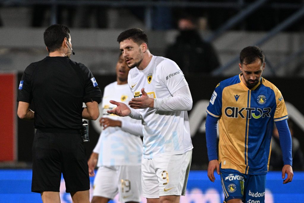 Τέσσερις παίκτες της ΑΕΚ συμπλήρωσαν κάρτες στο ματς με τον Αστέρα