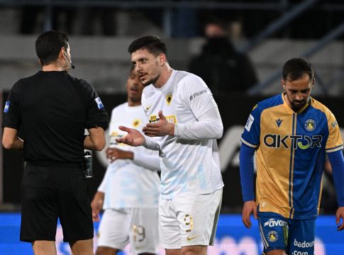 Τέσσερις παίκτες της ΑΕΚ συμπλήρωσαν κάρτες στο ματς με τον Αστέρα