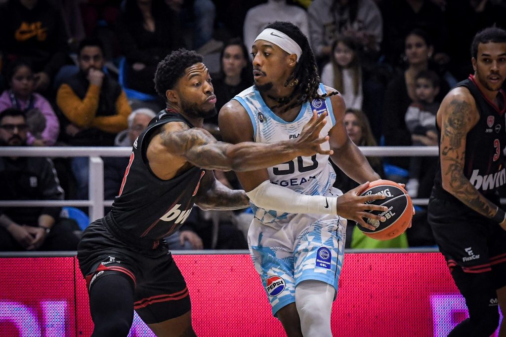 Πρόβλημα με Τζόουνς στον Ολυμπιακό: Αποχώρησε με ενοχλήσεις ο Αμερικανός