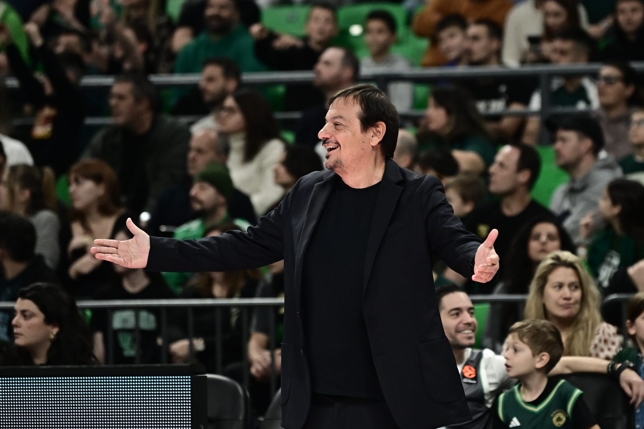 One Ata-man show: Απίστευτες σκηνές με πρωταγωνιστή τον Τούρκο προπονητή (vids)