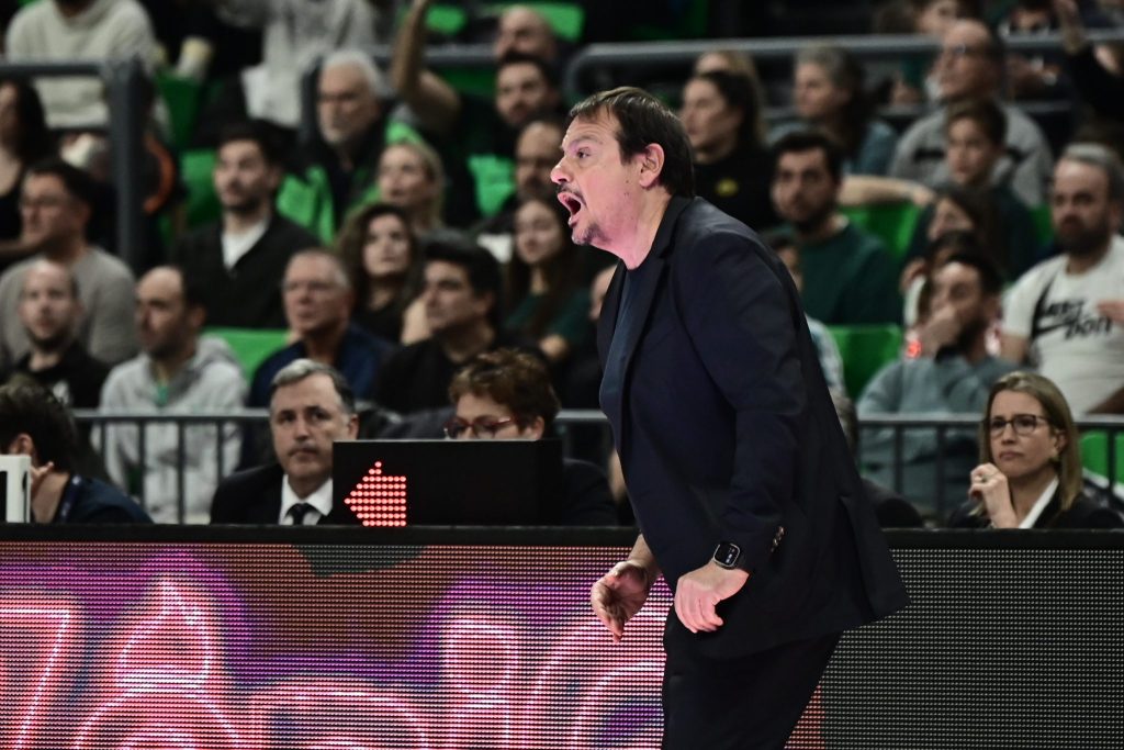 «Έκρηξη» Αταμάν: Έφτασε μέχρι το κέντρο του γηπέδου και χρεώθηκε με τεχνική ποινή (vid)