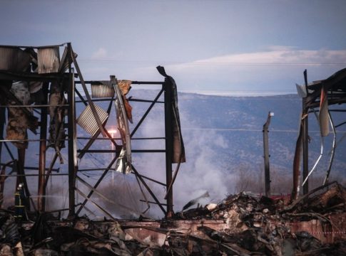 Έκρηξη στα Τρίκαλα: Ερευνούν τις άδειες του εργοστασίου Βιολάντα – Η διαρροή προπανίου και το αδήλωτο υπόγειο