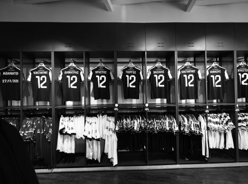 Συμβολική κίνηση από την μπουτίκ του ΠΑΟΚ: Κρέμασαν οκτώ φανέλες για τους οπαδούς που έχασαν τη ζωή τους (pic)