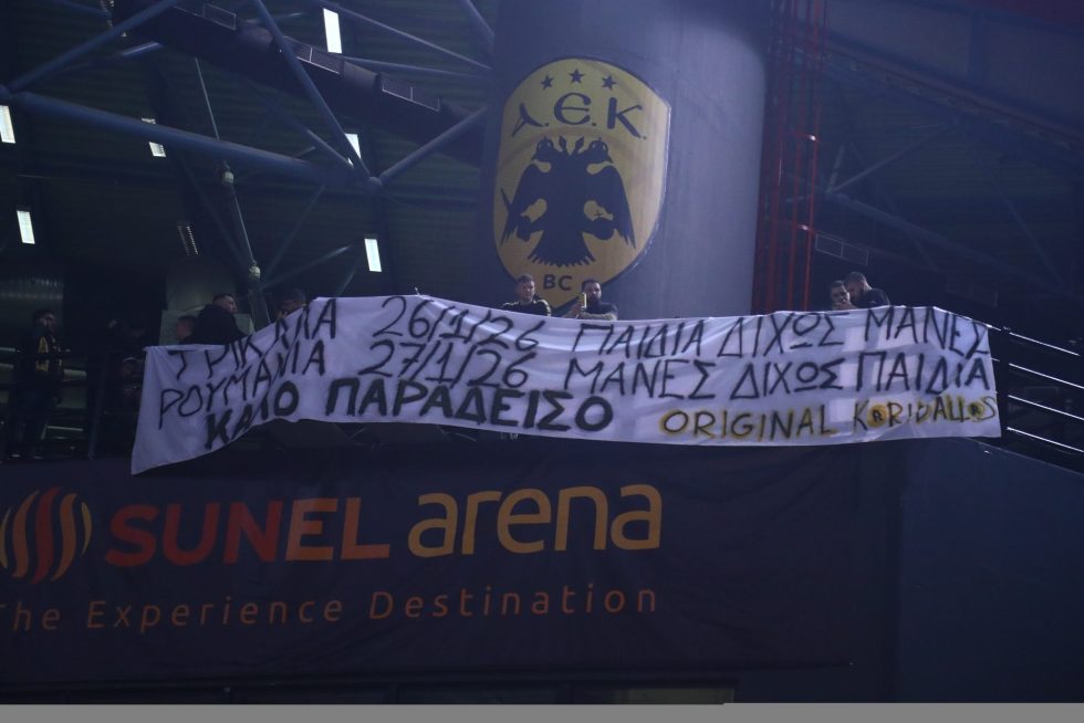 Το πανό των οπαδών της ΑΕΚ στη «Sunel Arena» για τους φίλους του ΠΑΟΚ και την τραγωδία στα Τρίκαλα (pic)
