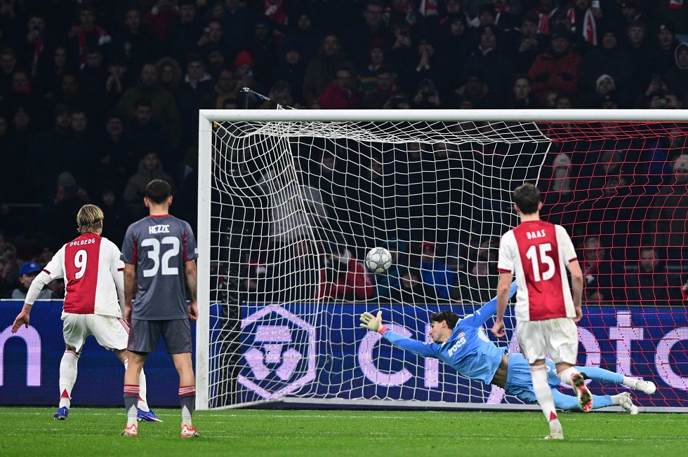 Άγιαξ – Ολυμπιακός: Οι γηπεδούχοι ισοφαρίζουν σε 1-1, με πέναλτι που δόθηκε από παρέμβαση του VAR (vid)