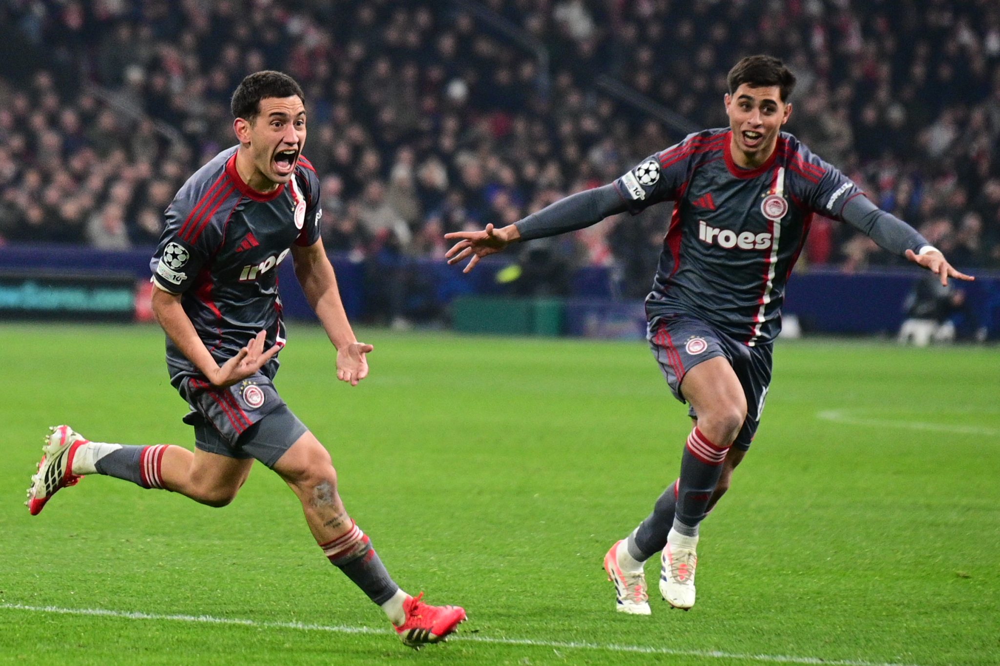 Μέγας Έσε έκανε το 2-1 για τον Ολυμπιακό (vids)