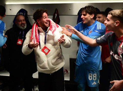 Στα αποδυτήρια του Ολυμπιακού μετά τη θρυλική πρόκριση ο Μπάμπης Κωστούλας!