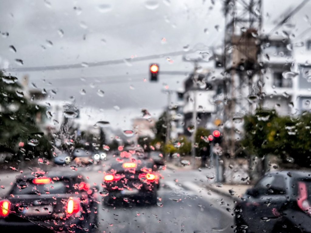 Ξεπέρασαν τα 110 χλμ την ώρα οι ριπές ανέμου – Έρχονται βροχές και καταιγίδες το Σάββατο