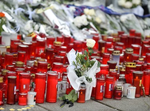 Δυστύχημα στη Ρουμανία: Η τελευταία πράξη του δράματος – Κηδεύτηκαν οι πέντε οπαδοί του ΠΑΟΚ