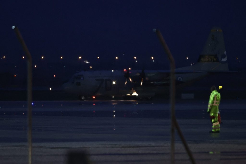 Έφτασε στη Θεσσαλονίκη το αεροπλάνο με τις επτά σορούς των φίλων του ΠΑΟΚ