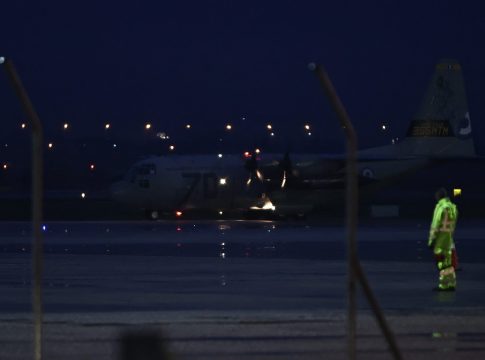 Έφτασε στη Θεσσαλονίκη το αεροπλάνο με τις επτά σορούς των φίλων του ΠΑΟΚ