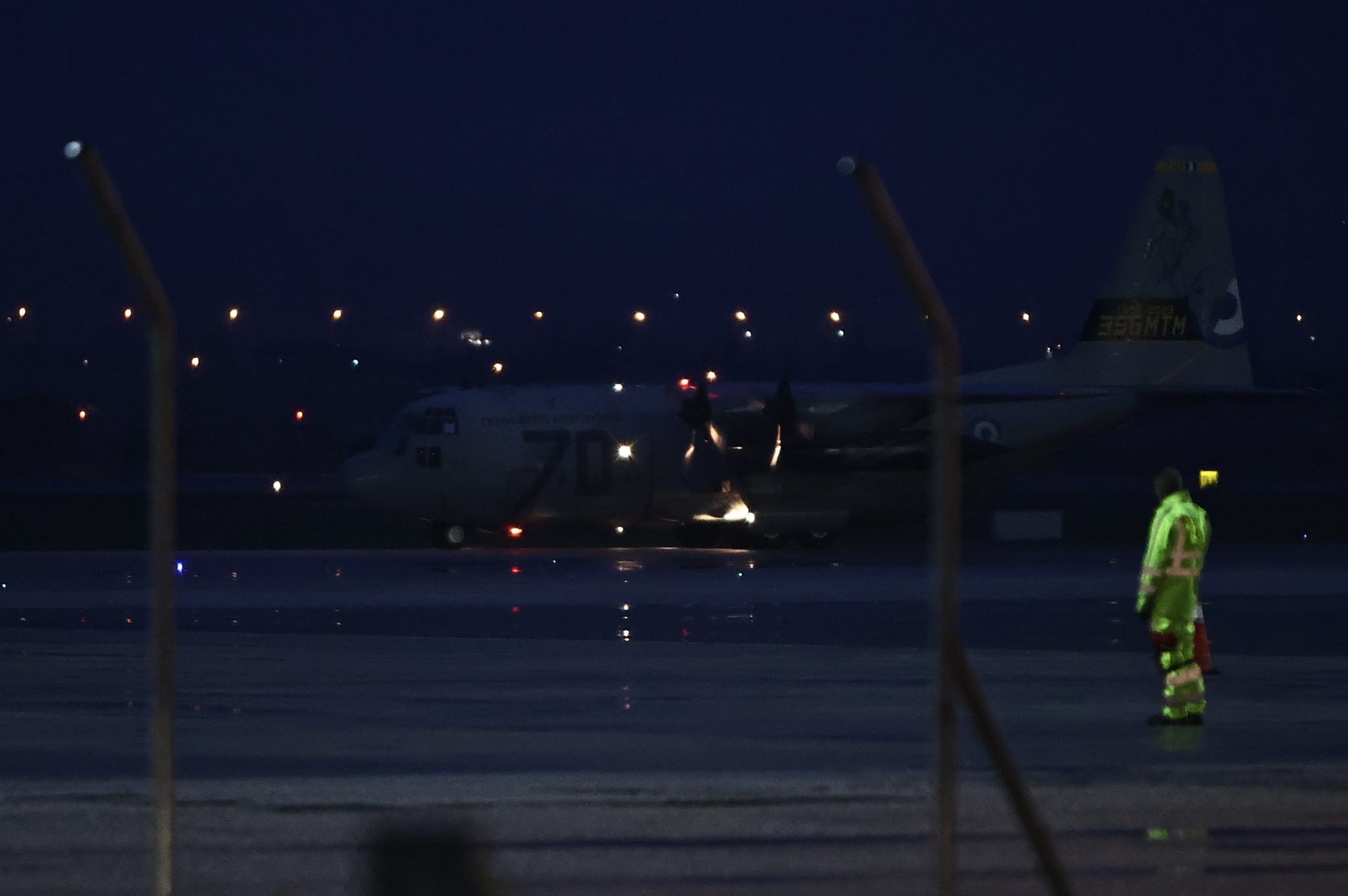 Έφτασε στη Θεσσαλονίκη το αεροπλάνο με τις επτά σορούς των φίλων του ΠΑΟΚ