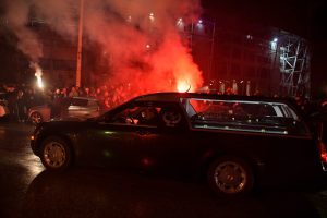 Ανατριχιαστικές στιγμές στην Τούμπα: Χιλιάδες οπαδοί του ΠΑΟΚ υποδέχθηκαν τις επτά σορούς (pics & vid)